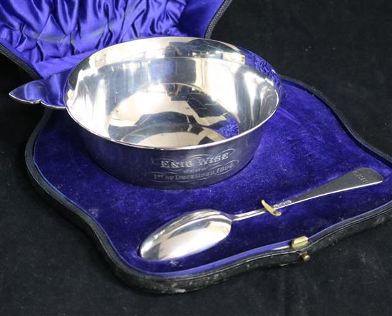 A cased late Victorian silver porringer and spoon by Walter & John Barnard, London, 1894, 8 oz.